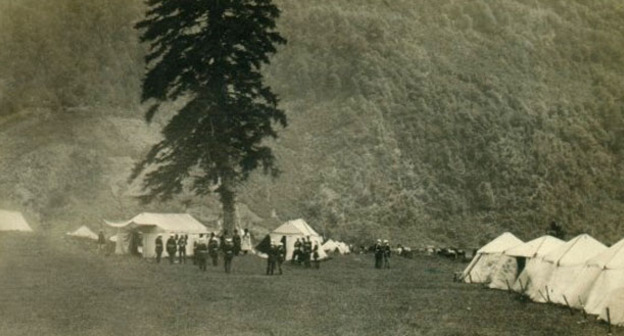 Фотография, сделанная в лагере русских войск в Кбаада (ныне Красная Поляна) 21 мая 1864 года.  Здесь состоялся парад русских войск, символизирующей окончание Кавказской войны. В Кбааде росли священные для черкесов пихты. Фото https://commons.wikimedia.org