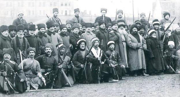 Сторонники имама Гоцинского, захватившие после революции Темир-Хан-Шуру (ныне Буйнакск). Фото:http://kazachestvokavkaza.com/publ/vooruzhennoe_protivostojanie_v_terskoj_oblasti_zimoj_vesnoj_1918_goda_kak_predvestnik_grazhdanskoj_vojny_chast_2/1-1-0-86  