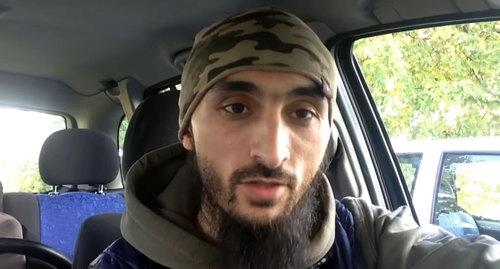 Тумсо Абдурахманов. Фото: кадр видео «Прописка в Польше | Сравните с Россией» 
ABU-SADDAM SHISHANI
https://www.youtube.com/watch?v=B8DMZBYQatI