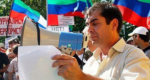 Хаджимурад Камалов на митинге против произвола силовиков. Махачкала, 2008 год. Фото: http://www.chernovik.net