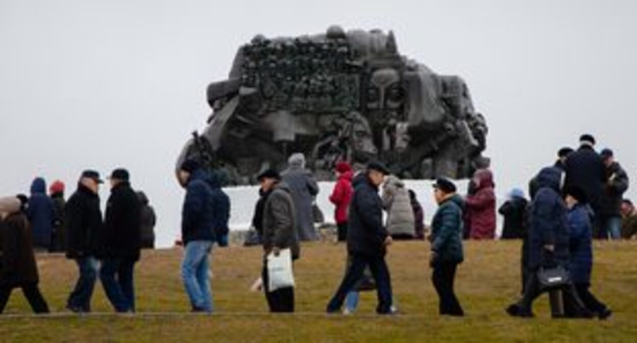 У мемориала «Исход и Возвращение» в Элисте 28 декабря 2019 года. Фото: пресс-служба главы Калмыкии. http://glava.region08.ru/ru/soobscheniya-dlya-pressy/12990-pr.html#!prettyPhoto[gallerydbde2adecd]/4/