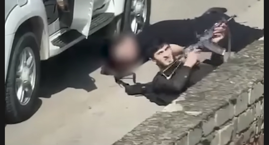 Нападение на силовиков в Махачкале. Кадр видео "Кавказского узла" https://youtu.be/RTANBD4E94E.