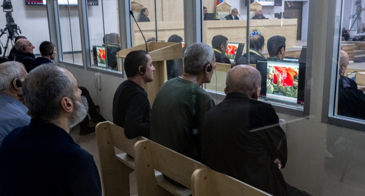 Участники слушаний в Бакинском военном суде. Фото: АПА https://ru.apa.az/vnutrennyaya-politika/na-sude-zaslusany-pokazaniya-ob-okkupacii-armyanskoi-armiei-territorii-azerbaidzana-i-ubiistve-mirnyx-zitelei-610541