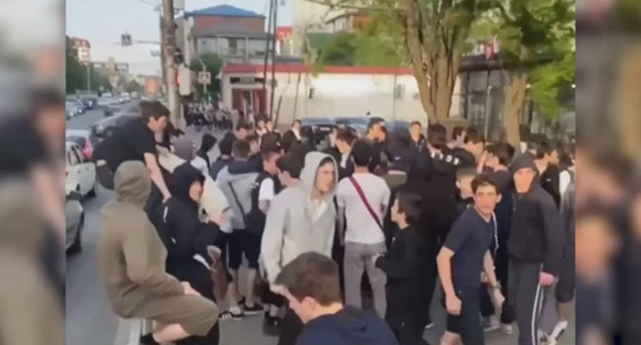 Массовая драка в парке Фазу Алиевой. 16 мая 2025 г. Скриншот видео https://dagestan-news.net/society/2025/05/19/169905.html