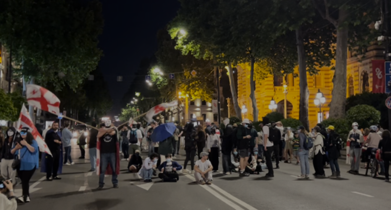 Активисты заблокировали движение у театра оперы и балета. Скриншот фото телекомпании "Пирвели" от 24.05.25, https://tvpirveli.ge/ka/siaxleebi/politika/101879-politsiam-rustaveli-chaketa-aqtivistebma-operis-tsin-gadainatsvles.