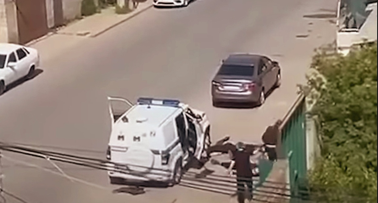 Нападение на силовиков в Махачкале. Кадр видео "Кавказского узла" https://youtu.be/RTANBD4E94E.
