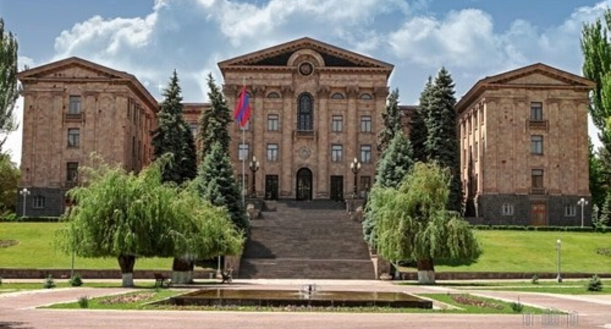 Здание парламента Армении. Фото с сайта парламента http://www.parliament.am/?lang=rus.