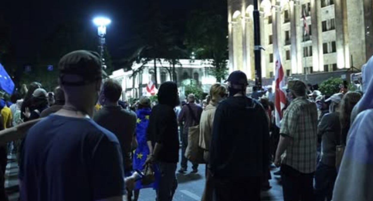 Участники протестной акции у парламента Грузии. Скриншот фото Publika от 08.06.25, https://www.facebook.com/photo/?fbid=1466824488050430&set=a.715406393192247 (деятельность компании Meta, владеющей соцсетью, запрещена в России)